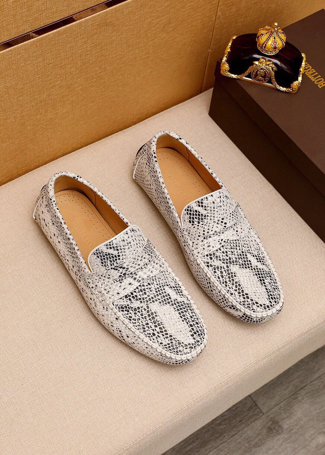 Men's Men's Shoes 💰: 480 💰💐 BV Men's Slip-on Shoes® [BOTTEGA VENETA] Official website counter new model, one-to-one mold opening ⚠Italian calfskin ➕Embossed ➕Cow 🐂 leather lining. Driving slip-ons, available at counters, sizes 38～44 (45🉑️customized)